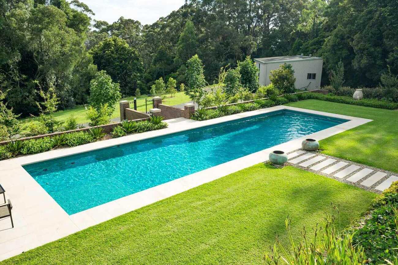 Country estate pool, Berry